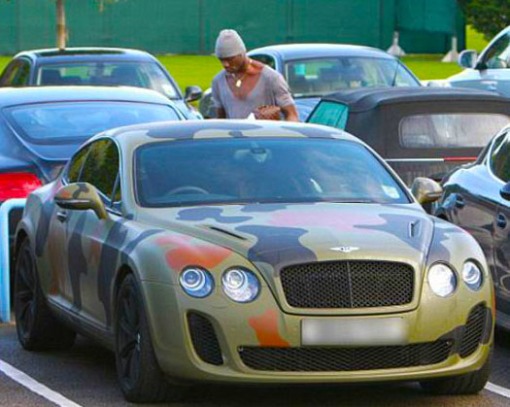 Balotelli com seu carro envelopado em estampa camuflada
